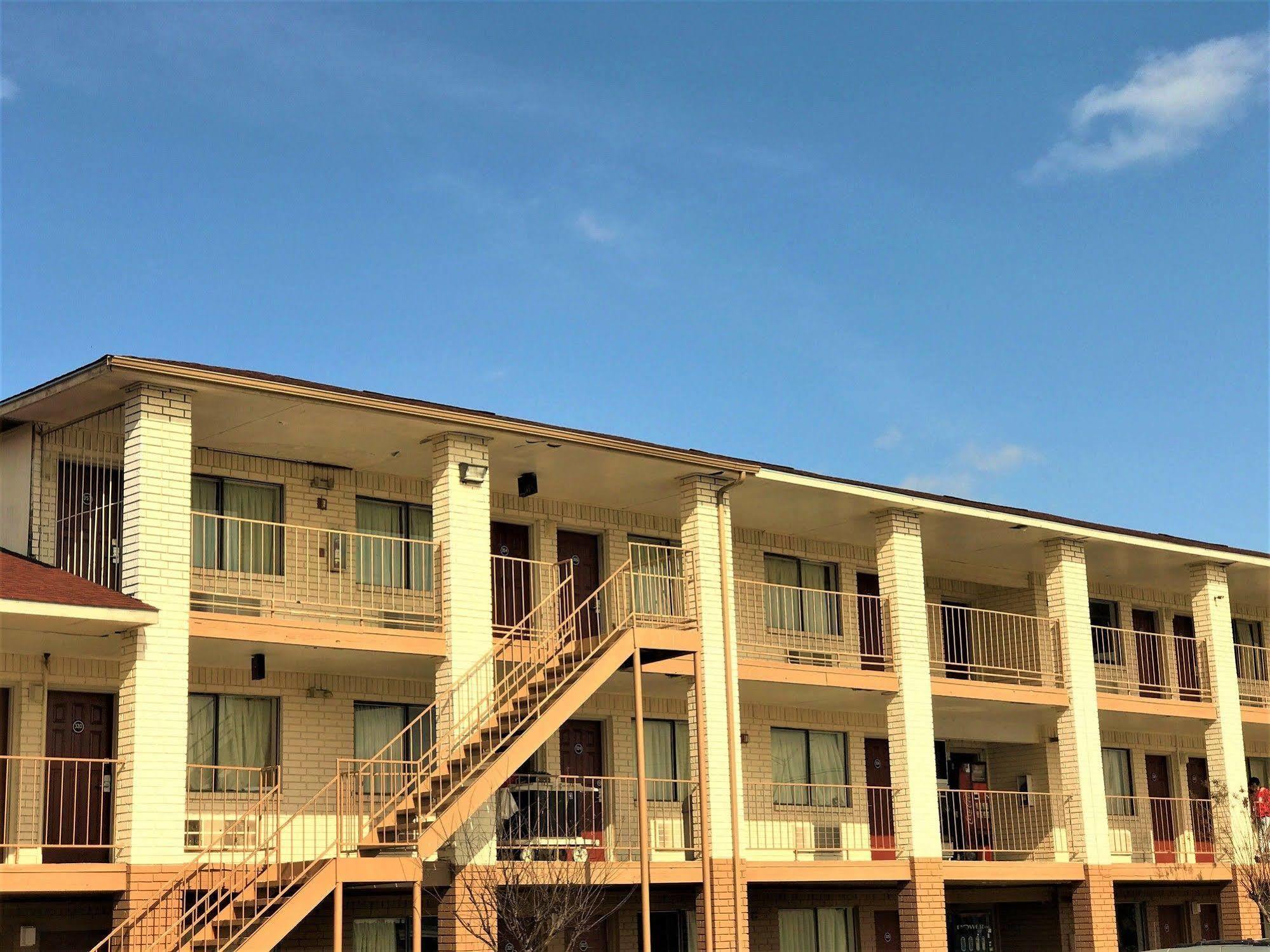 Hometowne Studios By Red Roof San Antonio E - Frost Bank Center المظهر الخارجي الصورة